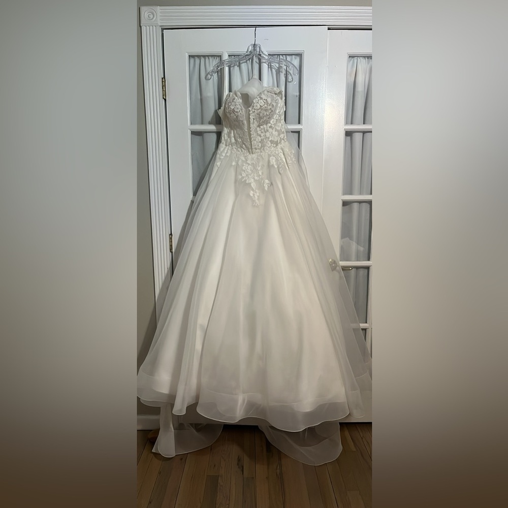 Paloma Blanca Ivory Bridal Gown